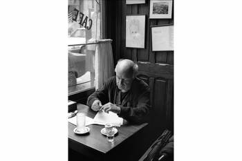 Eduardo Galeano en el Café Brasilero, año 2001. · Foto: Jorge Ameal, Centro de Fotografía