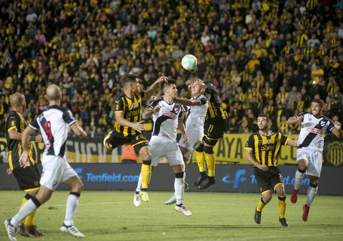 Penarol y Danubio durante la fecha 9 del Torneo Apertura, en el Campeón del Siglo (archivo, marzo de 2018). · Foto: Andrés Cuenca