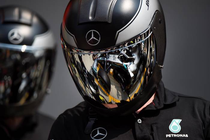 Miembros del equipo de Mercedes en la línea de boxes durante la primera sesión de práctica del Gran Premio de China de Fórmula Uno en Shanghai, el 12 de abril. · Foto: Wang Zhao, AFP