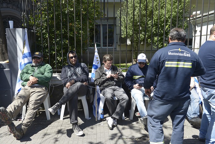 Trabajadores de la compañía del gas encadenados en la embajada de Brasil. Foto: Andrés Cuenca (archivo, octubre de 2017)