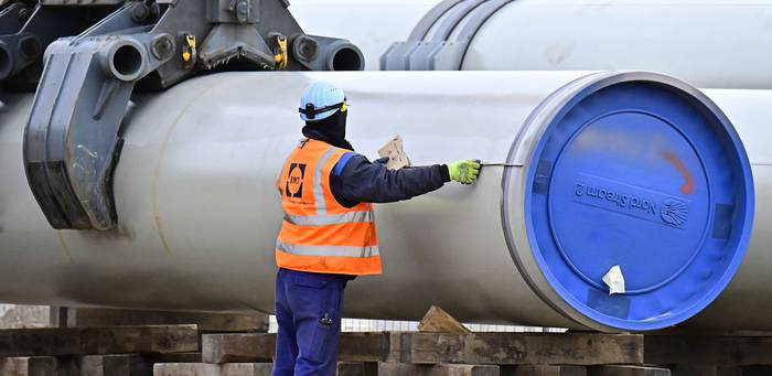 Un trabajador mueve una tubería en el sitio de construcción del gasoducto Nord Stream 2, el 26 de marzo de 2019, en Lubmin, noreste de Alemania. · Foto: Tobías Schwarz, AFP