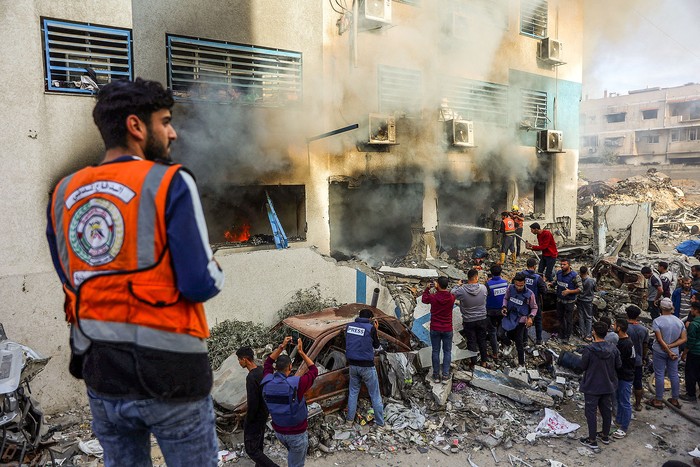 Escuela de la ONU convertida en refugio tras ser alcanzada por un ataque israelí, este jueves, en el barrio de Rimal de la ciudad de Gaza. · Foto: Omar Al-Qattaa, AFP