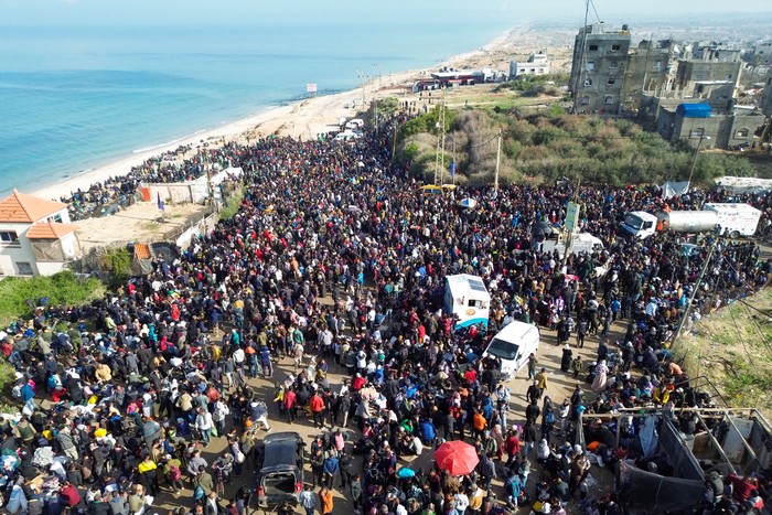 Desplazados de Gaza reunidos, este domingo, en una zona de Nuseirat para regresar a sus hogares en la parte norte de la Franja de Gaza. · Foto: AFP