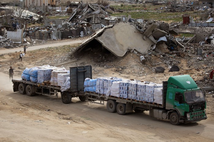 Un camión cargado con ayuda humanitaria atraviesa Rafah, el 18 de febrero, en el sur de la Franja de Gaza. · Foto: Eyad Baba, AFP