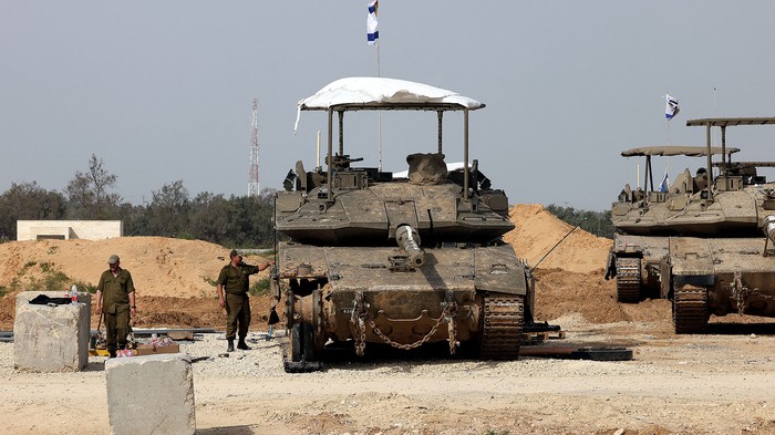 Soldados del ejército israelí, el 6 de febrero, en una posición cercana a la frontera sur de Israel con la Franja de Gaza. · Foto: Menahen Kahana, AFP