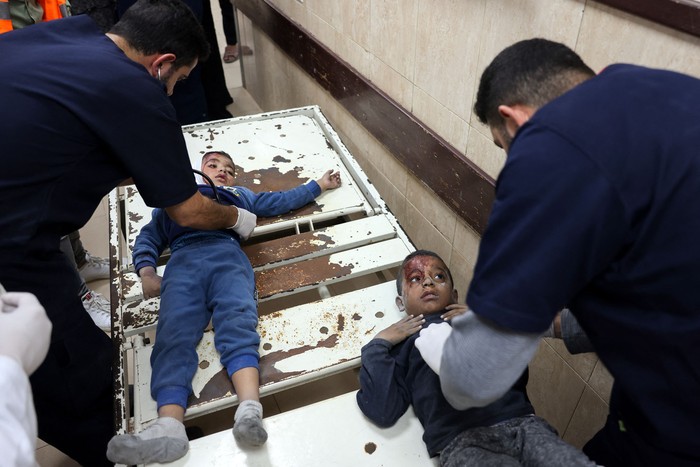 Médicos atienden niños heridos tras un ataque israelí en Bureij, el 19 de noviembre, en el Hospital de los Mártires de Al-Aqsa en Deir Al-Balah, en el centro de la Franja de Gaza. · Foto: Bashar Taleb, AFP