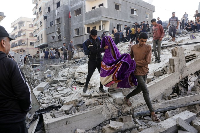 Retiro de personas fallecidas por un ataque de Israel, el 23 de mayo en Jabalia, Gaza. · Foto: Bashar Taleb, AFP