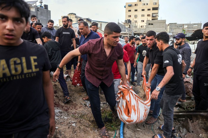 Palestinos retiran el cuerpo de una víctima luego de un ataque israelí, el 18 de mayo, en la zona de al-Saftawi, al oeste de Jabalia, en el norte de la Franja de Gaza. · Foto: Bashar Taleb, AFP