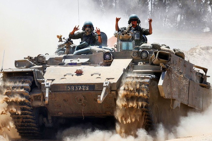 Soldados israelíes gesticulan, ayer, en la frontera sur de Israel con la Franja de Gaza. · Foto: Jack Guez, AFP