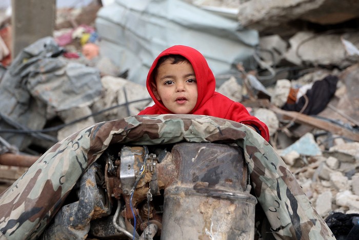 Un niño palestino es retratado entre los escombros de los edificios destruidos en la calle Saftawi en Jabalia, este miércoles, en el norte de la Franja de Gaza. · Foto: Omar Al-Qattaa, AFP