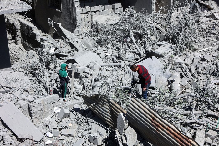 Palestinos inspeccionan los escombros de la casa de la familia Elias Tarazi, luego de que fuera destruida en un ataque israelí, el 19 de marzo, en el barrio de Al-Sabra, en la ciudad de Gaza. · Foto: Omar Al-Qattaa, AFP