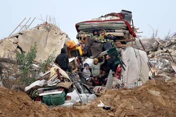 Palestinos conducen con sus pertenencias por la carretera de Saladino en Al Mughraqa, el 13 de febrero, en el centro de la Franja de Gaza. · Foto: Eyad Baba, AFP