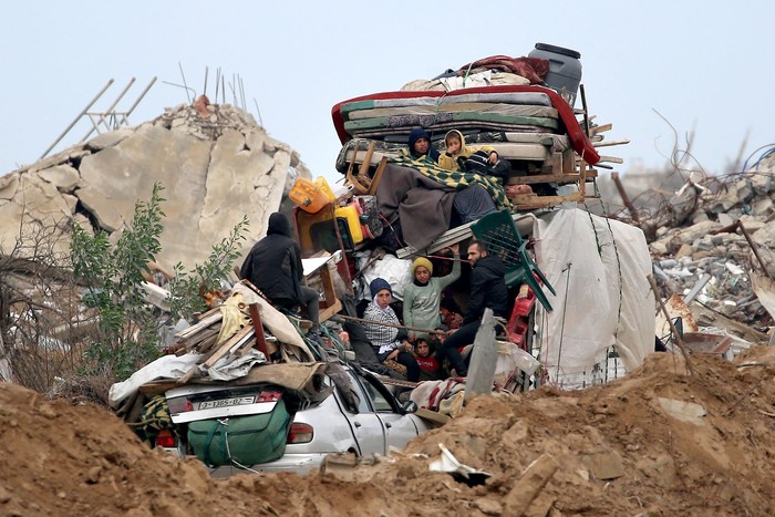 Palestinos conducen con sus pertenencias por la carretera de Saladino en Al Mughraqa, el 13 de febrero, en el centro de la Franja de Gaza. · Foto: Eyad Baba, AFP