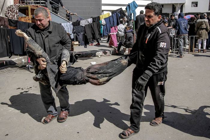 Traslado de una víctima del ataque israelí, ayer, en la ciudad de Gaza. · Foto: AFP