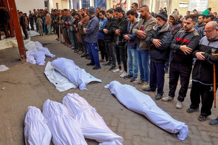 Víctimas de ataques israelíes en la ciudad de Gaza, este jueves, en el hospital árabe Al-Ahli. · Foto: Omar Al-Qattaa, AFP