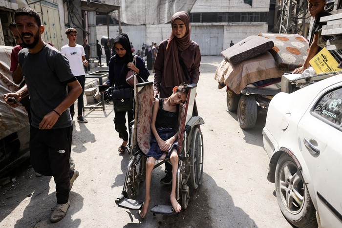 Palestinos huyen del barrio Abu Iskandar, en el norte de la Ciudad de Gaza. · Foto: Bashar Taleb, AFP
