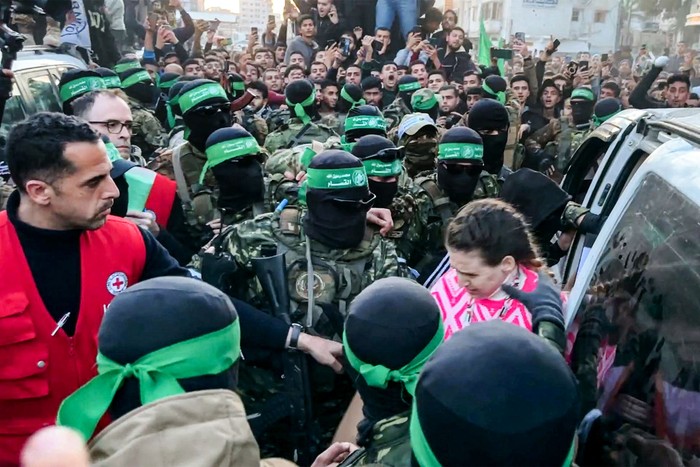 Una de las rehenes israelíes al momento de ser entregada al Comité Internacional de la Cruz Roja, este domingo, en la plaza Saraya, en el oeste de la ciudad de Gaza. · Foto: AFP