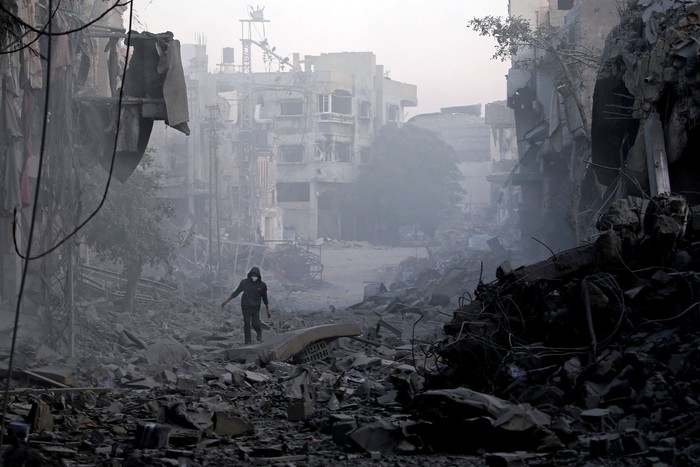 Escombros de los edificios destruidos por los ataques aéreos israelíes en el campamento de refugiados palestinos de Bureij, este domingo, en el centro de la Franja de Gaza. · Foto: Eyad Baba, AFP