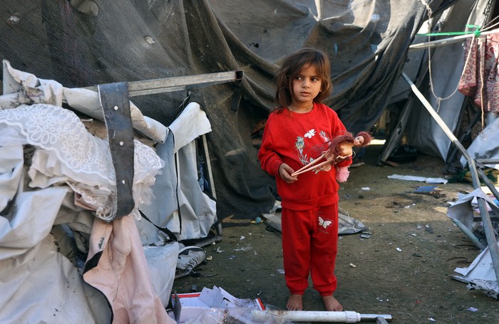 Niña palestina en una tienda de campaña dañada tras el bombardeo israelí en un campamento para desplazados en la ciudad de Gaza. · Foto: Omar Al-Qattaa, AFP