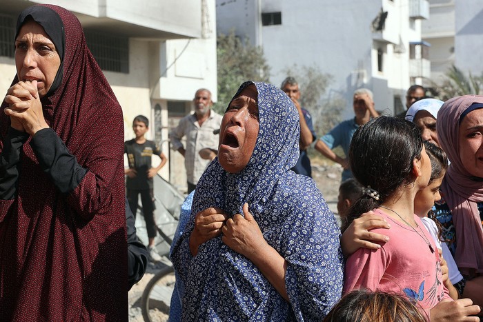 Mujeres palestinas en el lugar de un ataque israelí, el 12 de setiembre, en el suburbio de Shejaiya, al este de la ciudad de Gaza. · Foto: Omar Al-Qattaa, AFP