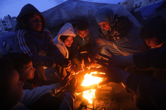 Palestinos desplazados, el 25 de febrero, en Deir Al-Balah, Gaza. · Foto: Ashraf Amra, Anadolu, AFP