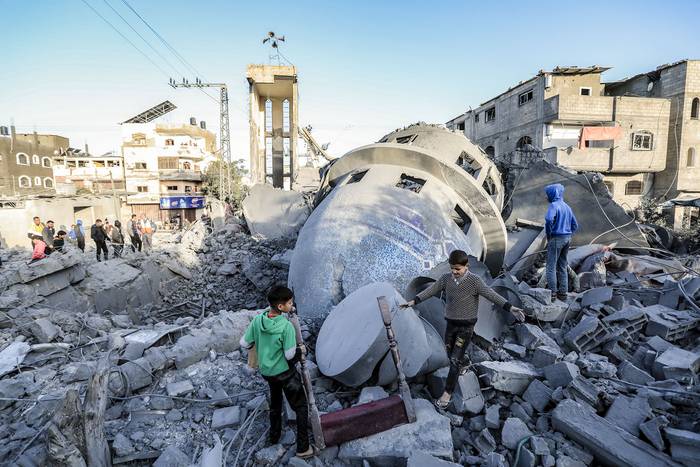 Ruinas de una mezquita destruida por ataques israelies, el 2 de marzo, en Deir El-Balah, centro de Gaza. · Foto: AFP