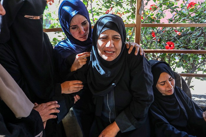 Familiares de palestinos fallecidos en un ataque aéreo israelí lloran en el hospital Nasser de Jan Yunis, Gaza, el 16 de mayo. · Foto: Abed Rahim Khatib, Anadolu, AFP Familiares de palestinos fallecidos en un ataque aéreo israelí lloran en el hospital Nasser de Jan Yunis, Gaza, el 16 de mayo. · Foto: Abed Rahim Khatib, Anadolu, AFP