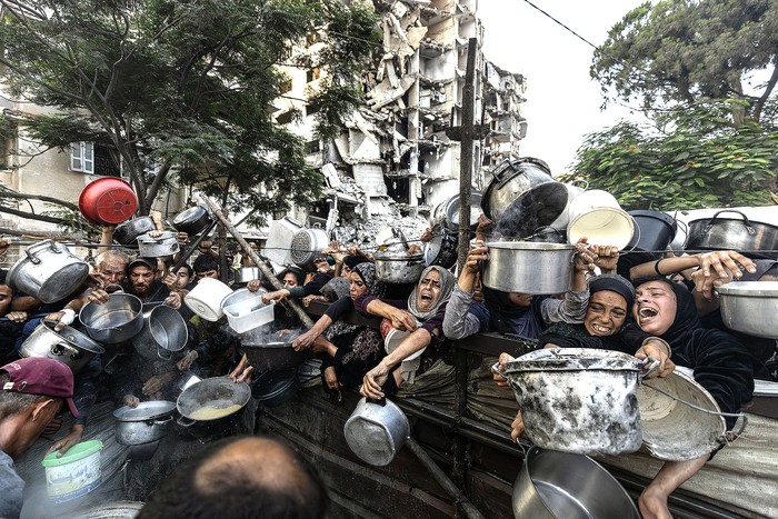 Palestinos desplazados reciben comidas calientes distribuidas por organizaciones de ayuda, ayer, en el barrio de Rimal de la Ciudad de Gaza.
Foto: Mahmoud Abu Hamda, Anadolu, AFP