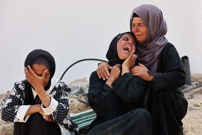 Lamentos por la muerte de un ser querido durante el bombardeo israelí nocturno, el 12 de junio, en el hospital Al-Shifa de la ciudad de Gaza. · Foto: Omar Al-Qattaa, AFP