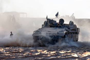 Tropas israelíes ocupan una posición, el 21 de julio, en la frontera de la Franja de Gaza. · Foto: Jack Guez, AFP