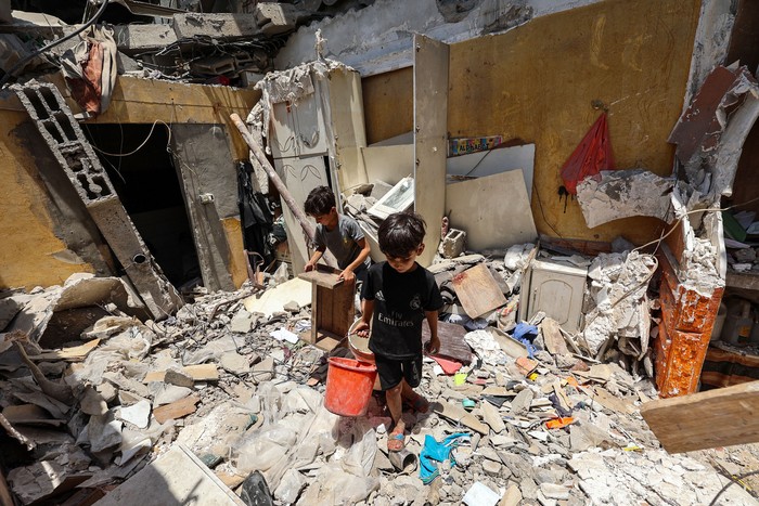Casa destruida durante un ataque israelí, el 1º de junio, en el campamento de refugiados palestinos de Nuseirat, en el centro de la Franja de Gaza. · Foto: Eyad Baba, AFP