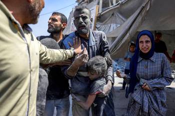 Palestinos rescatados de los escombros de la casa de la familia Shaheen, que fue blanco de un ataque israelí, el 9 de junio, en el barrio de Saftawi, al oeste de Jabalia, en el norte de la Franja de Gaza. · Foto: Bashar Taleb, AFP