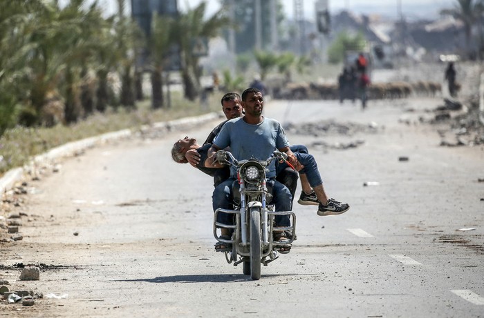 Un hombre que recibió un disparo mientras buscaba alimento en un punto de distribución es trasladado, el 27 de julio, al campo de refugiados de Bureij, en el centro de la Franja de Gaza. · Foto: Eyad Baba, AFP Un hombre que recibió un disparo mientras buscaba alimento en un punto de distribución es trasladado, el 27 de julio, al campo de refugiados de Bureij, en el centro de la Franja de Gaza. · Foto: Eyad Baba, AFP