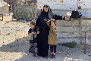 Personas desplazadas que huyen de Khan Yunis hacia el oeste, en dirección a Al-Mawasi, el 3 de junio, en el sur de la Franja de Gaza. · Foto: AFP