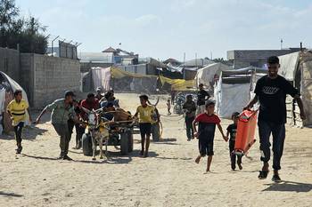 Traslado de palestinos heridos mientras intentaban recibir ayuda humanitaria, el 20 de julio, en Rafah, en el sur de la Franja de Gaza. · Foto: AFP