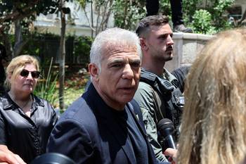 Yair Lapid, líder de la oposición israelí y miembro del Parlamento, el 22 de junio, en Tel Aviv. · Foto: Jack Guez, AFP