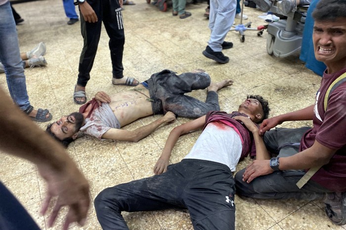 Palestinos heridos por disparos mientras recibían ayuda humanitaria en Rafah, esperan atención en el congestionado Hospital Nasser, al sur de la Franja de Gaza. · Foto: AFP
