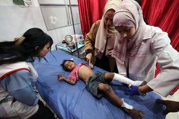 Un niño herido recibe atención médica en el campo de refugiados de Nuseirat, en el centro de la Franja de Gaza, el 29 de mayo, tras un ataque israelí. · Foto: Eyad Baba, AFP