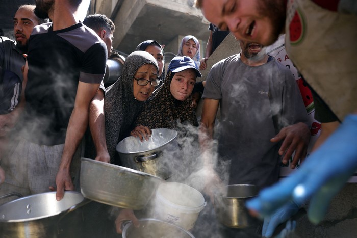 Reparto de comida en la ciudad de Gaza, el 27 de junio. · Foto: Bashar Taleb, AFP