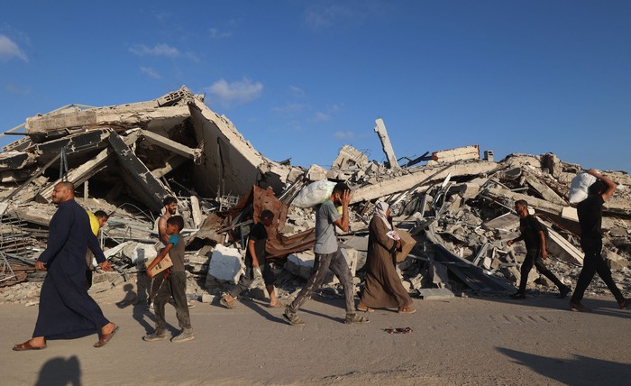 Carretera de Saladino, el 25 de junio, cerca del campo de refugiados de Nusseirat, en el centro de la Franja de Gaza, utilizada por palestinos que buscan alimentos para llegar a un punto de distribución de ayuda. · Foto: Eyad Baba, AFP