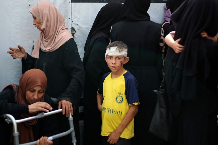Dolientes en el Hospital de los Mártires de Al-Aqsa, ayer, en el centro de la Franja de Gaza, tras los ataques israelíes nocturno. · Foto: Eyad Baba, AFP Dolientes en el Hospital de los Mártires de Al-Aqsa, ayer, en el centro de la Franja de Gaza, tras los ataques israelíes nocturno. · Foto: Eyad Baba, AFP