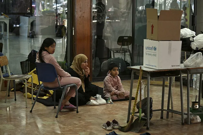 Escuela transformada en refugio para desplazados en la ciudad de Dekwaneh, al norte de Beirut, el 5 de marzo, tras bombardeos del ejército israelí. · Foto: Joseph Eid, AFP