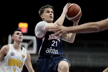Patricio Prieto, de Nacional, el 18 de enero, por la Champions League Americas, en el estadio  Maracanazinho, en  Río de Janeiro. · Foto: BCLA