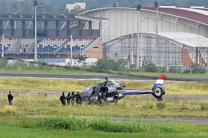 Fuerzas de seguridad escoltan a Gianina García Troche hasta un helicóptero, el 21 de mayo, en el Aeropuerto Internacional Silvio Pettirossi, en Luque, Paraguay. · Foto: Daniel Duarte, AFP