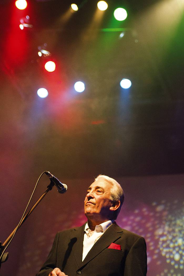 Carlos Goberna durante el recital de Sonora Borinquen, el 20 de mayo de 2014, en la Sala Zitarrosa. · Foto: Ernesto Ryan