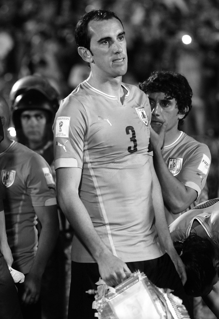 Diego Godín, previo al inicio del partido Uruguay - Chile por eliminatorias en el estadio Centenario. Foto: Sandro Pereyra (archivo, noviembre de 2015).