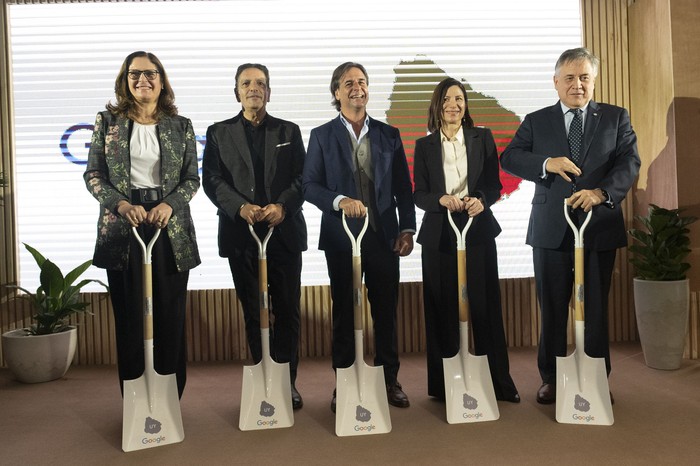 Elisa Facio, Eduardo López, Luis Lacalle Pou, Eleonora Ravinovich, y Omar Paganini, el 29 de agosto, en la presentación del proyecto de Google, en el Parque de las Ciencias. · Foto: Alessandro Maradei