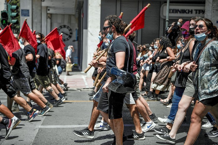 Manifestación convocada por los sindicatos de Grecia contra el proyecto de ley laboral del gobierno, el miércoles, en Atenas.
 · Foto: Louisa Gouliamaki, AFP