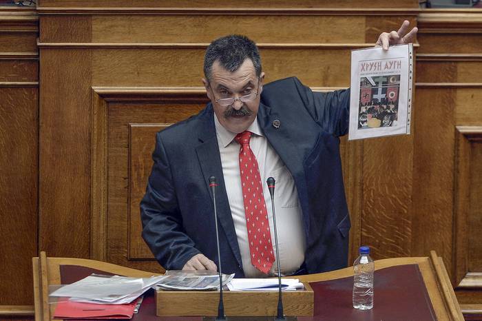 Christos Pappas, legislador del partido Golden Dawn que se encuentra en prisión preventiva, en el parlamento griego en Atenas, en junio de 2014. 
 · Foto: Louisa Gouliamaki, AFP