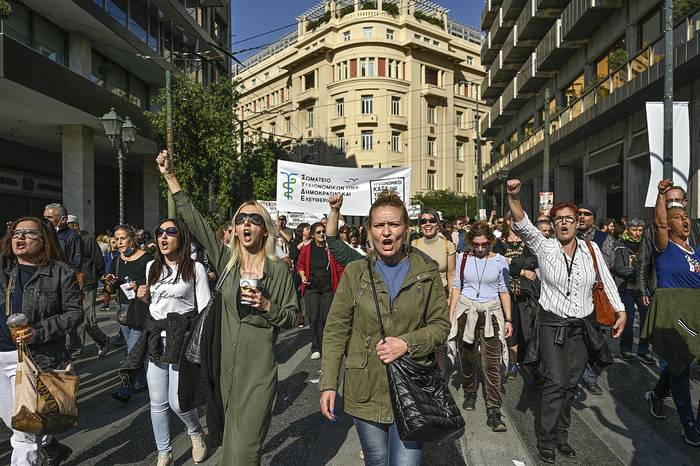 Trabajadores de la salud protestan por los aumentos de precios y la inflación, en Atenas (09.11.2022). · Foto: Louisa Gouliamaki, AFP